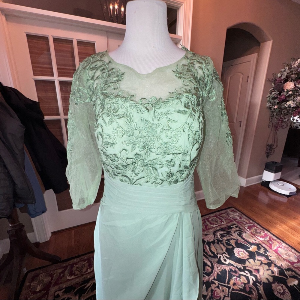 Miss Veil mint green lace and chiffon floor-length formal gown size 12 - Picture 3 of 16